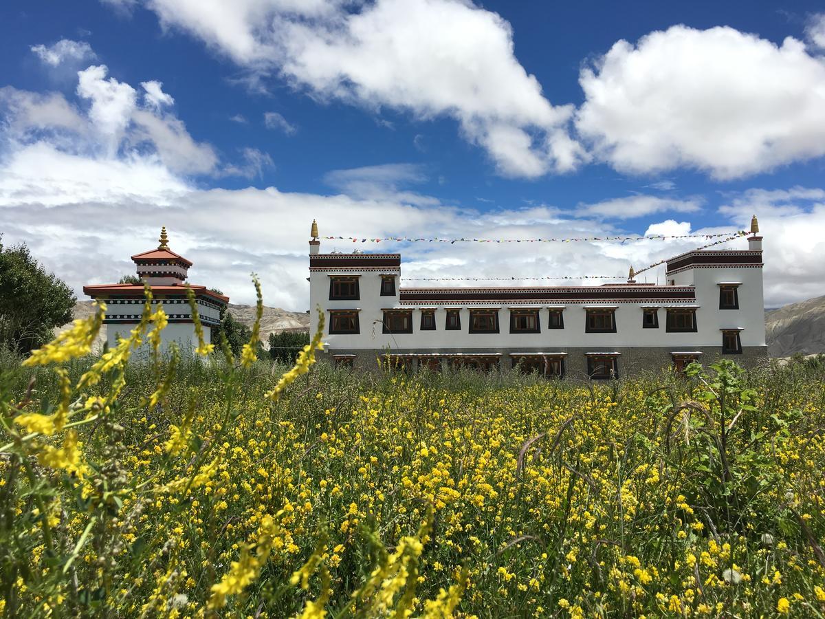 Royal Mustang Resort Nāmbo Buitenkant foto