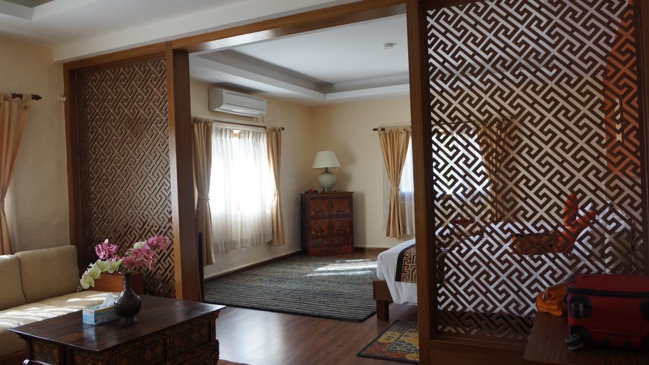 Royal Mustang Resort Nāmbo Buitenkant foto