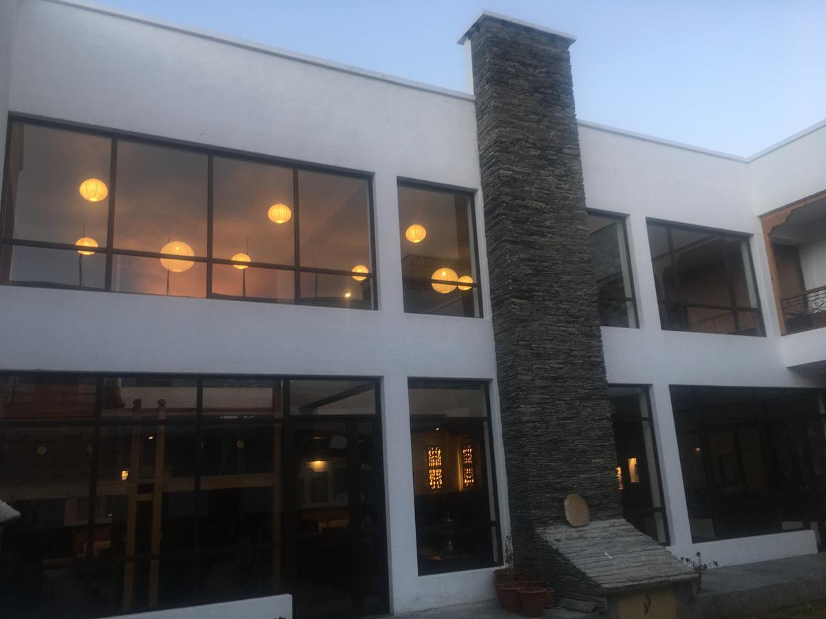 Royal Mustang Resort Nāmbo Buitenkant foto